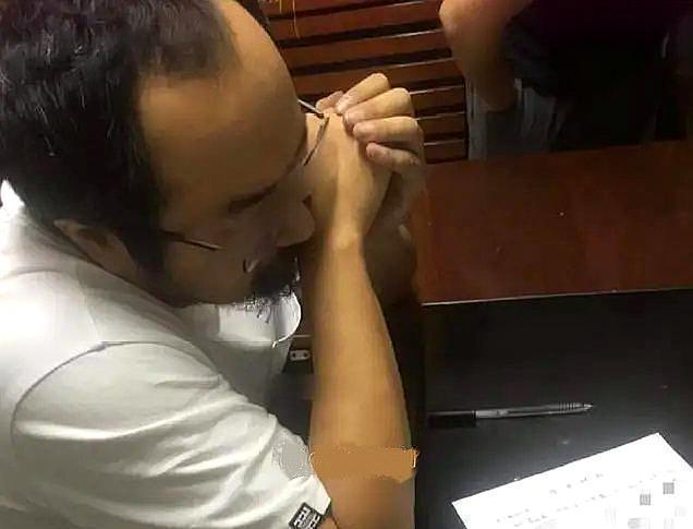 女子公共场所裸露身体跳舞,引来网友热议,官方:女生被人胁迫了