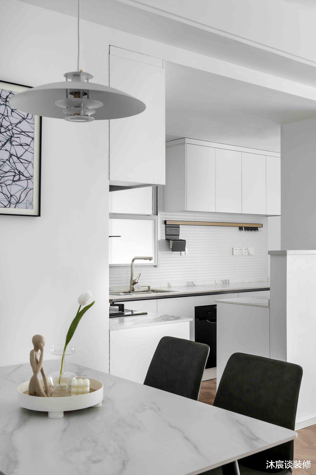 这对95后有远见，用单纯的白墙与温暖的木地板，轻松打造清爽的家