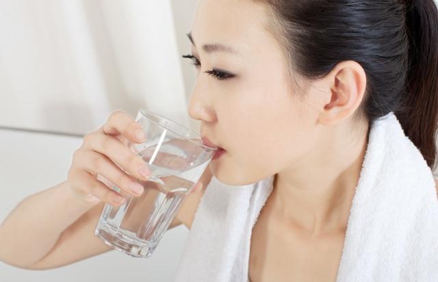 肠胃 男子做出挑战,每天只喝水,坚持一周看体重变化,前后对比显著!