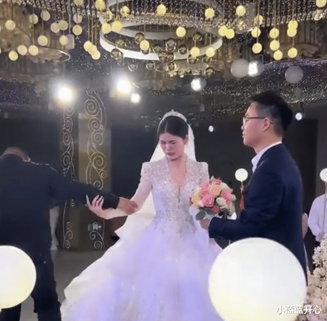 湖南女子出嫁,单亲爸爸上台说了一句话就哽咽:以后家里空荡荡了