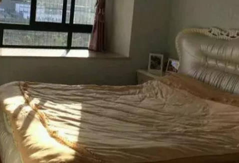 妻子坚持全屋贴瓷砖，完工后像个\瓷器房\，好处是住5年仍崭新