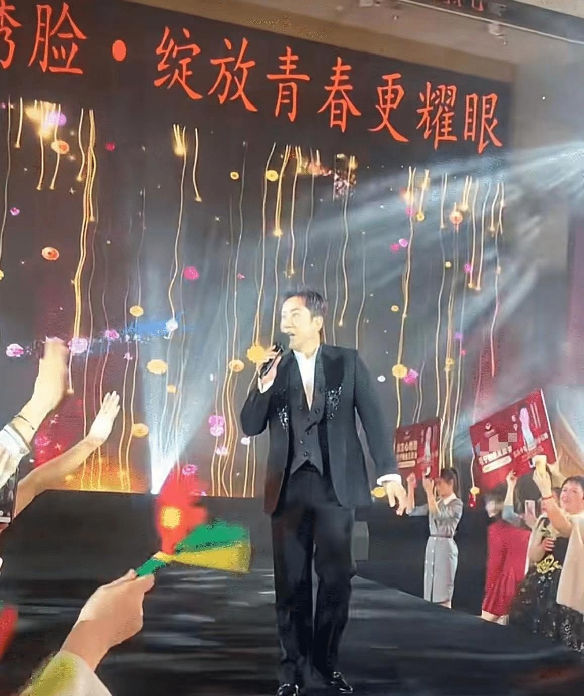 毛宁|52岁毛宁商演捞金! 西装革履帅气依旧，搂近50岁美女富婆深情对唱