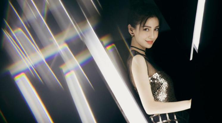 Angelababy|模特身份出道的杨颖，五官特别的立体，衣品一流