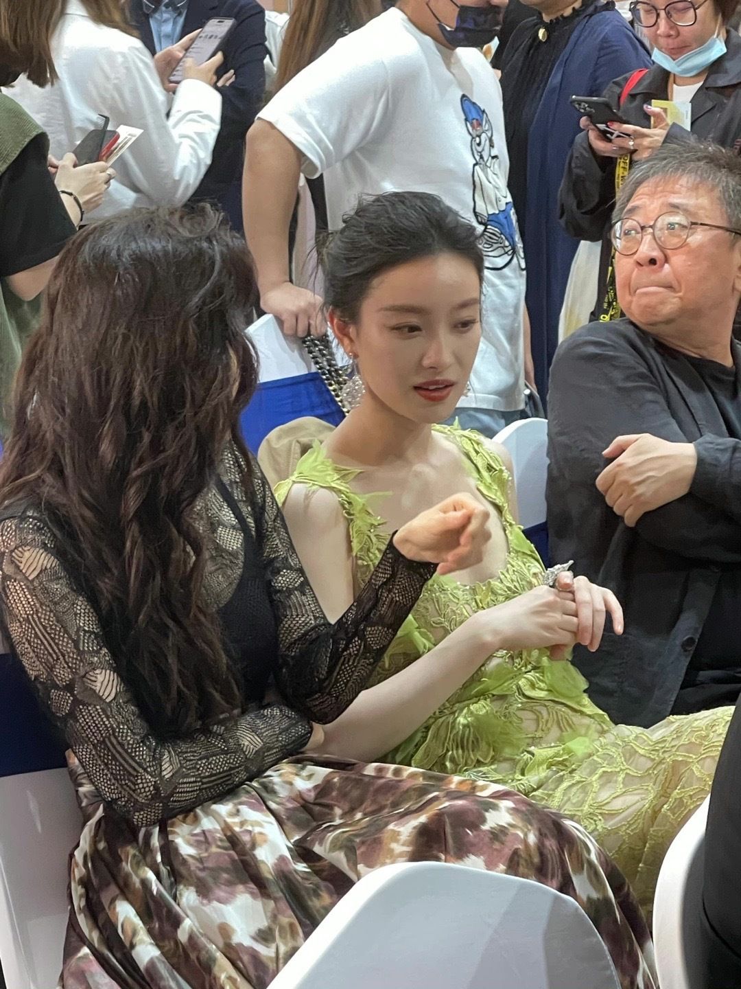 倪妮|倪妮不愧是气质女神,穿绿裙尽显曼妙身姿,原图比精修图还要美