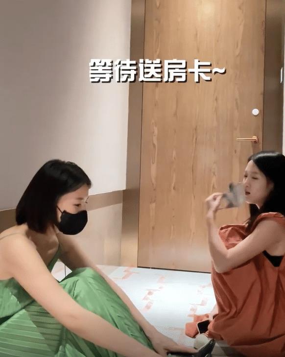 高圆圆|高圆圆穿吊带喝酒热舞！纤细胳膊上都是肌肉，直接坐地上不怕脏