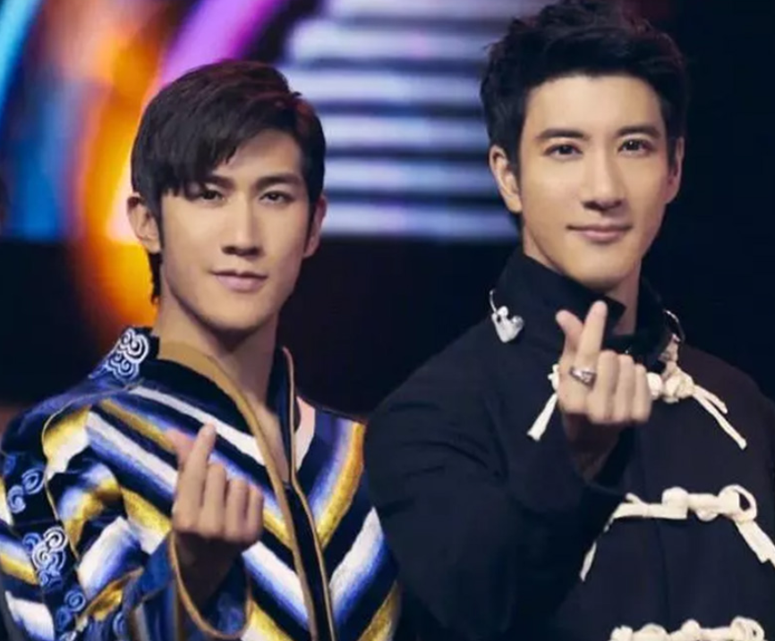 赵露思|明明长了一张相似的脸,一个帅一个“土”,颜值差距太大了