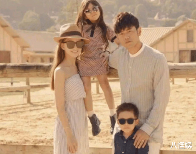 |昆凌坐月子，周杰伦请妈妈帮忙带娃，晒祖孙牵手照庆母亲节好温馨