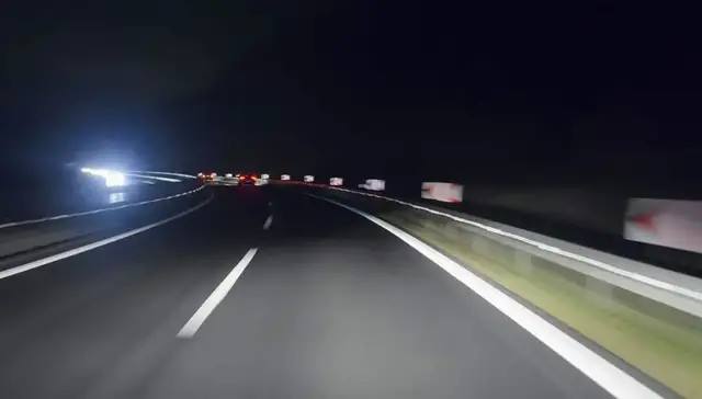 我们要养成良好的驾驶习惯,提前规避不必要的风险