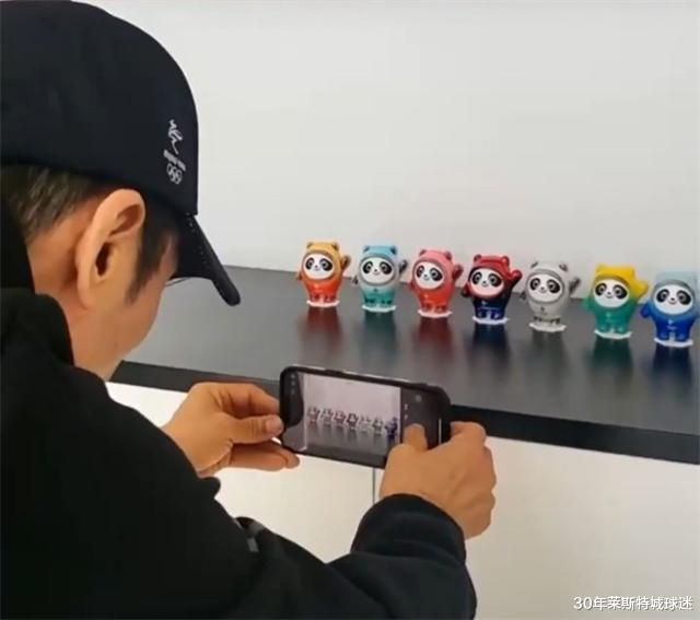 冰墩墩|张艺谋拆限量冰墩墩盲盒，怕被偷藏起来，他立大功用花钱吗？