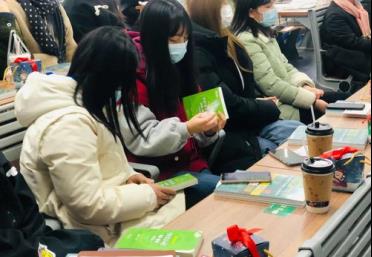 残疾人|“新型啃老”出现了?父母还被蒙在鼓里,反而认为孩子努力上进