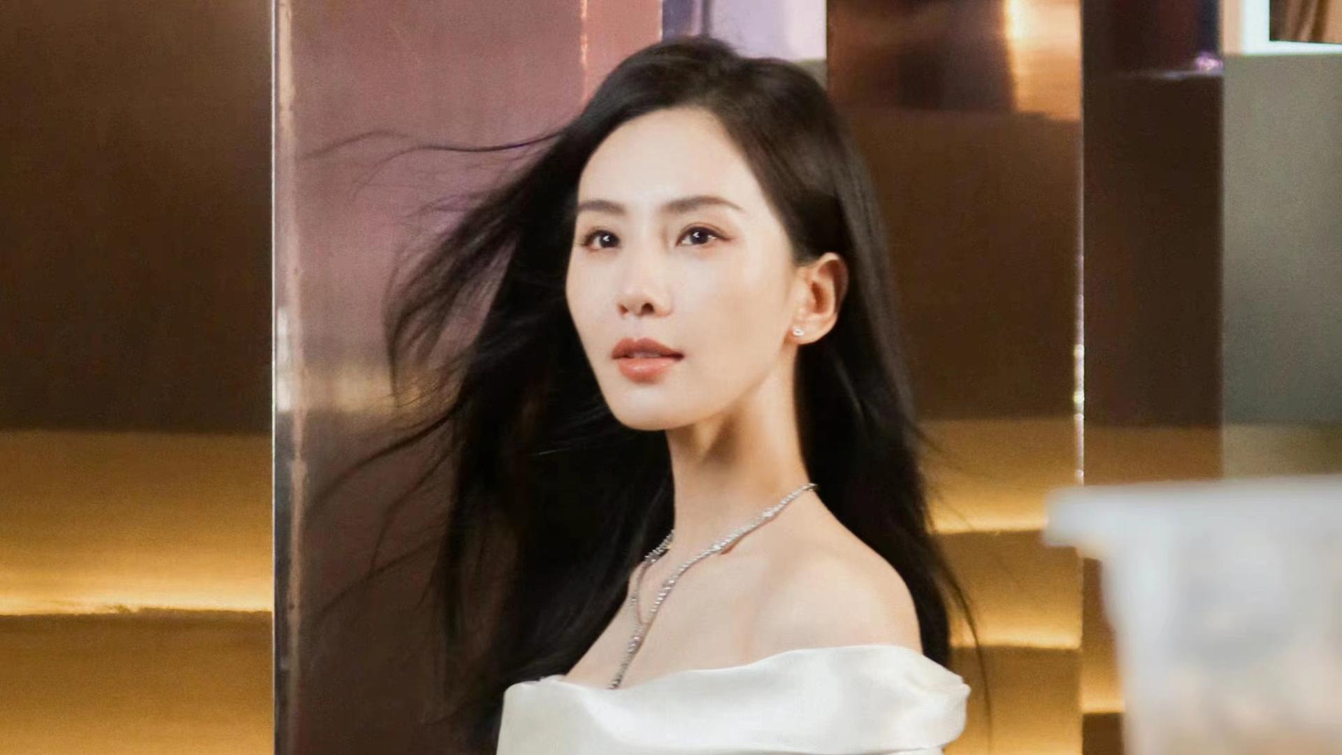 刘诗诗|又被刘诗诗美到了，穿一身白色一字肩长裙，气质太出众！