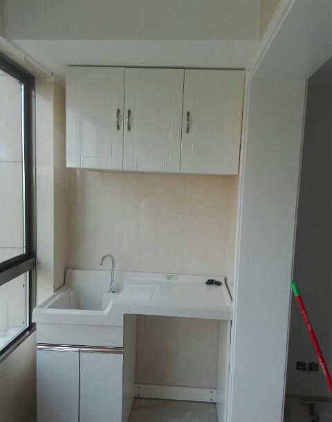 老公只是在飘窗下打满了柜子,邻居看了都夸有创意,纷纷回去照做