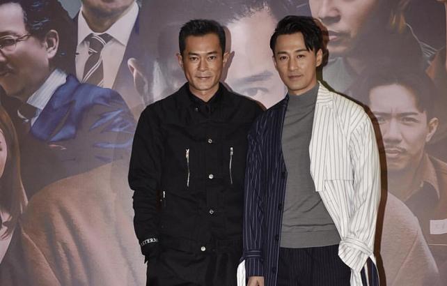 林峰|43岁林峯与妻女现身街头!娇妻张馨月戴肚脐钉,一家三口背影温馨