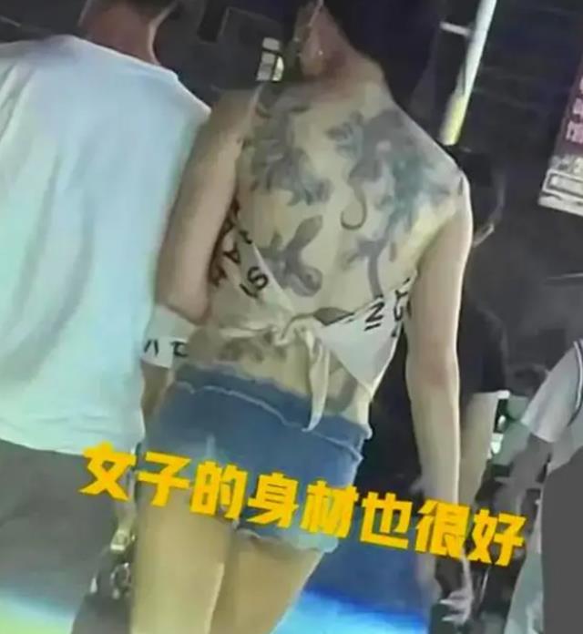 回顾:女子穿着清凉逛夜市,背后文身引发关注,网友:太社会了!