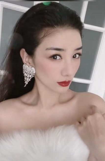 黄奕|黄奕两度闪婚闪离,如今却依旧拥有少女感