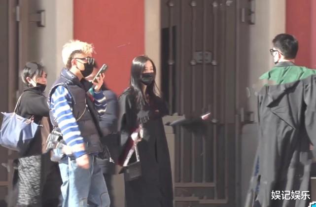 许魏洲|许魏洲携妻出游超宠溺，张圣樱大眼长发气质好，腹部浑圆疑似有孕