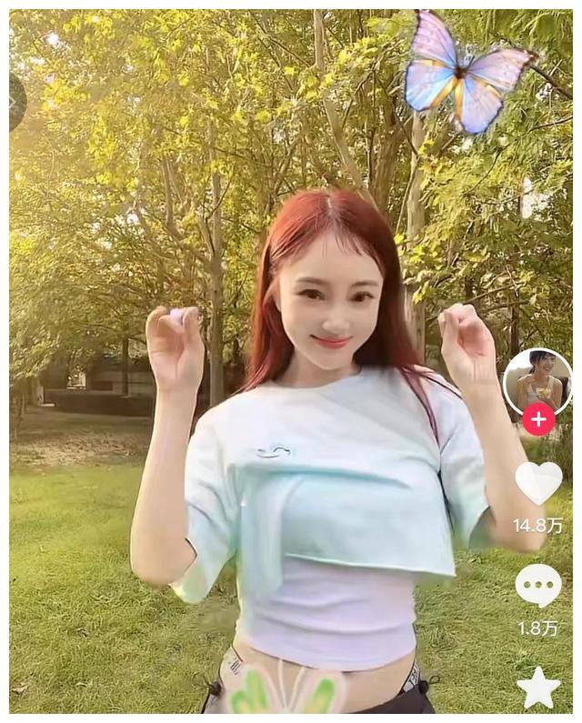 李小璐喝咖啡被拍，头戴蓝花打扮嘻哈，离婚三年穿搭风格大变