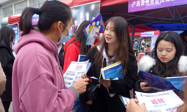 西装|“做企业的朋友都在裁员”，俞敏洪谈大学生求职，应届生太难了