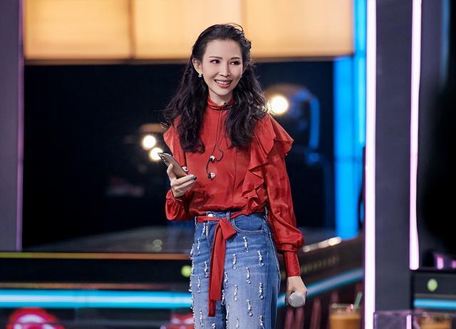 蔡少芬|蔡少芬重回香港定居后，素颜现身苍蝇馆，穿褶皱白衬衣无助理陪同