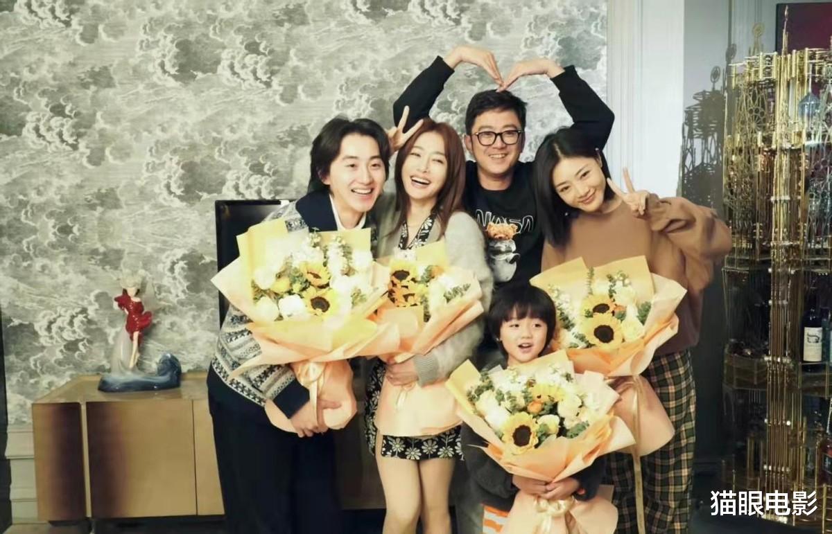 秦岚|42岁秦岚戴贝雷帽年轻10岁，穿外套露腰腹肌抢眼，怪不得能演刺客