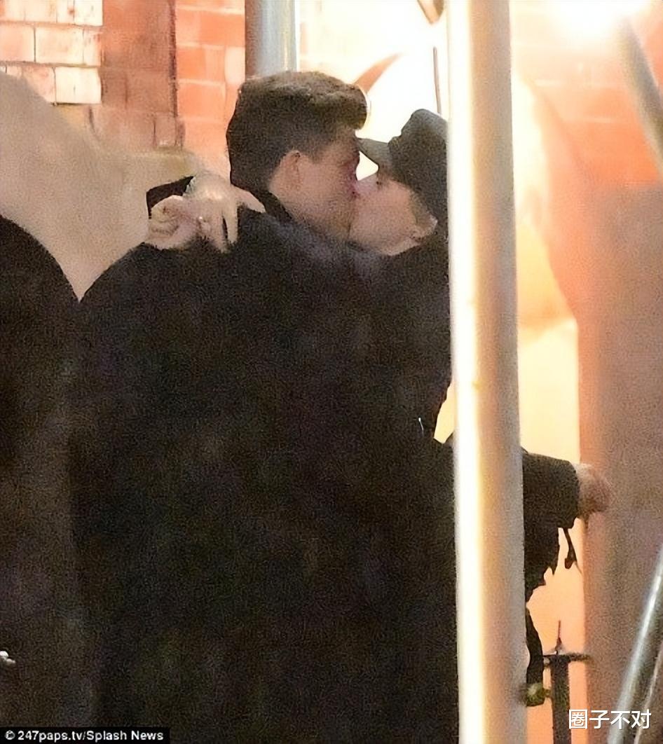 斯嘉丽|37岁“寡姐”斯嘉丽：后背肉乎乎，和第三任丈夫结婚两年，很恩爱