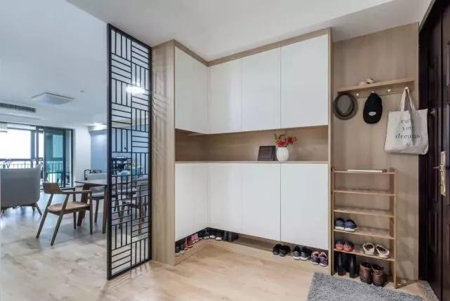 推门就是客厅,还怎么设计玄关?学学聪明人这样装,太明智了!