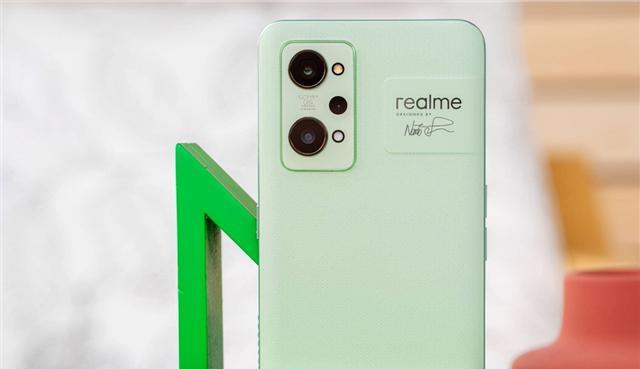 旗舰机|被低估的旗舰机!老外替realmeGT2喊冤,都怪网友不识货?