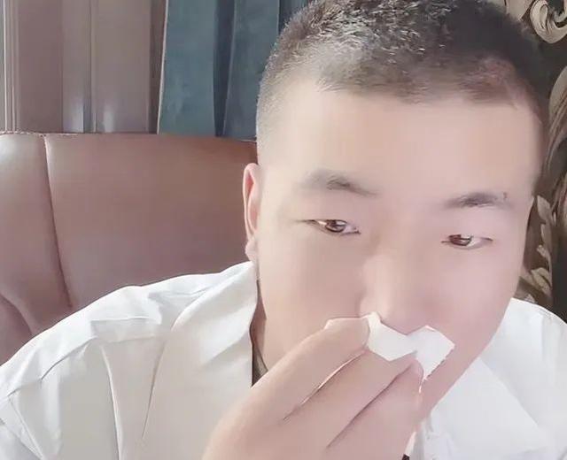 李菁菁|李菁菁第三次离婚，小21岁丈夫直播哭诉，说自己净身出户