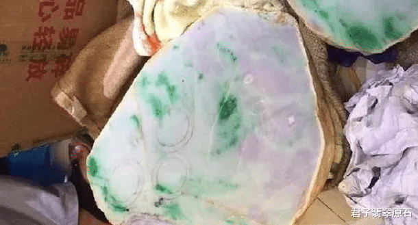 翡翠|6位数入手的“猛料”,切开有紫有绿还有手镯,但货主却提不起什么兴趣了