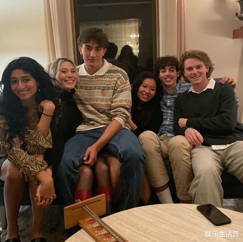 谷爱凌|疑恋爱?谷爱凌和帅哥沙发亲密搂抱,跟LV三公子成好友,社交丰富