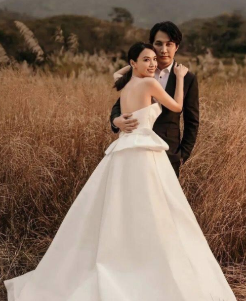 陈炜|亚洲小姐冠军,因长相似梅艳芳爆红,48岁官宣二婚,出嫁医生男友