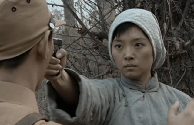 李云龙|电影版亮剑上映，李云龙穿白袜子白衬衫，秀琴描眉抹粉不像村姑