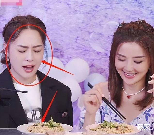 Twins|Twins直播吃面条，吃相狼狈，港星已成过去式