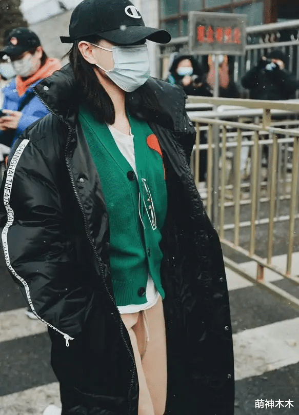 万茜|春晚彩排明星私服:秦海璐外套过万,万茜穿校服,孙怡背四万的包