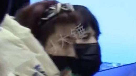 大张伟|39岁大张伟与妻子刘迎罕见同框，穿着单薄不怕冷，有说有笑好温馨