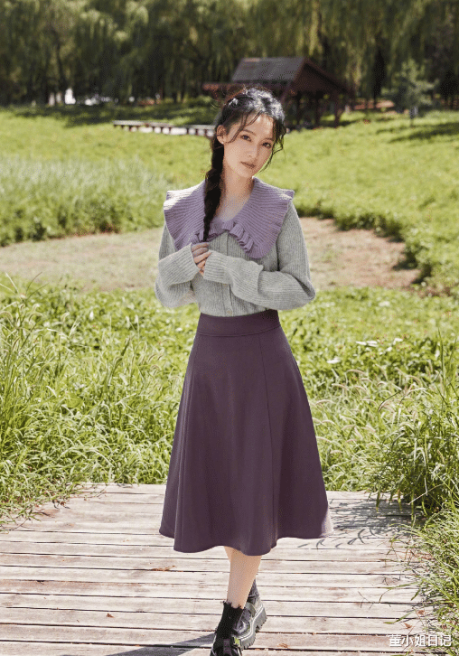 李沁|李沁这条荷叶边连衣裙，演绎温柔甜美的夏日出游穿搭模板