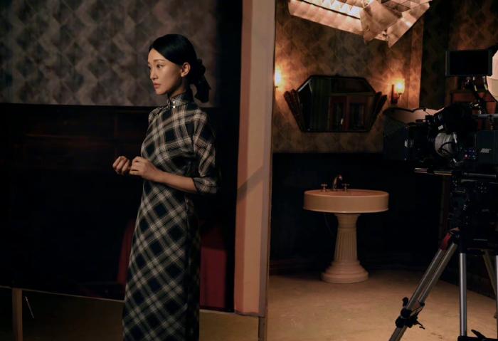 周迅|48岁周迅户外滑冰被偶遇,穿汉服长裙举止淑女,被赞散发仙女气质