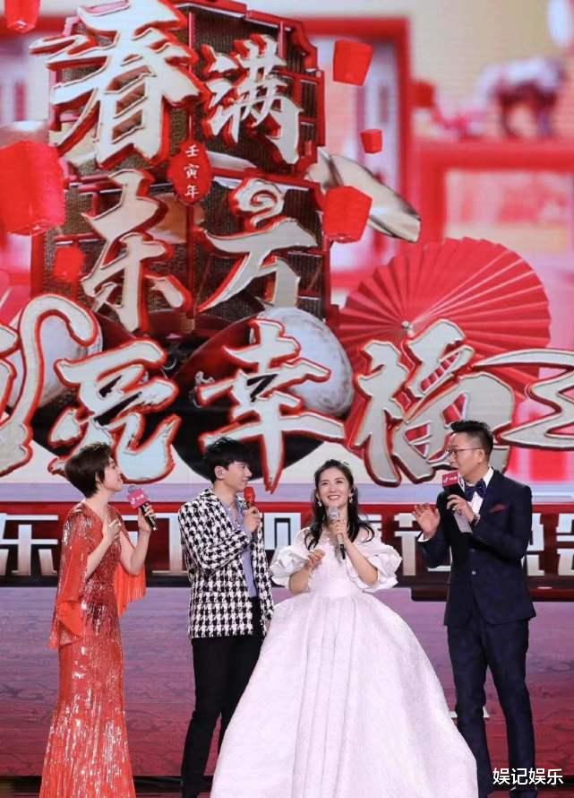 张杰|张杰谢娜春晚同台，夫妻俩合唱《小风筝》，张杰冲着老婆说话超甜