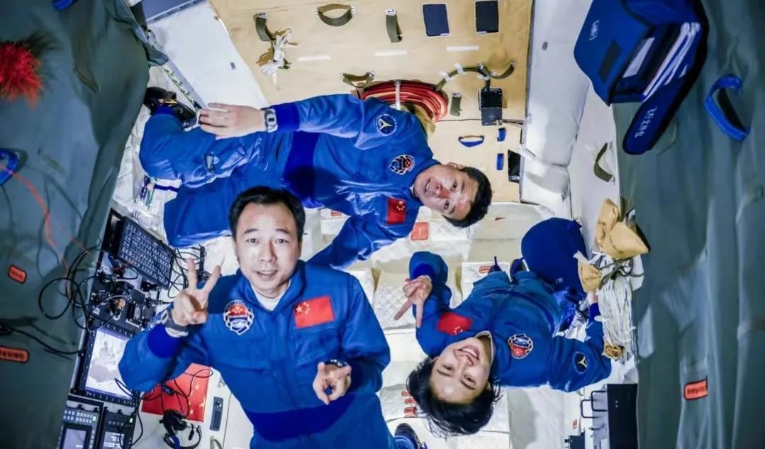 为什么航天员出舱后要坐在椅子上?重力环境的改变影响航天员身体