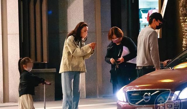 赵又廷|高圆圆「手提2大袋食物」超懂媳妇之道赵又廷返台一家5口享天伦