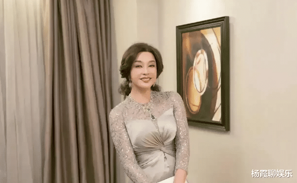 姐姐|刘晓庆难怪一辈子不生娃!70岁穿一袭银灰裹胸礼裙大秀曼妙身姿