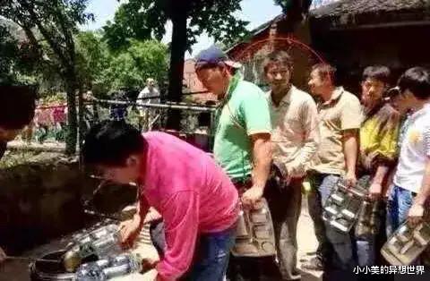 刘德华|刘德华拍《失孤》蹲地上吃盒饭，小鲜肉却耍大牌：这饭是人吃的么？