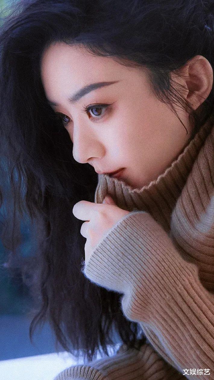 智取威虎山|赵丽颖以港风造型出镜，穿着时尚大方，身材婀娜多姿，散发出港味