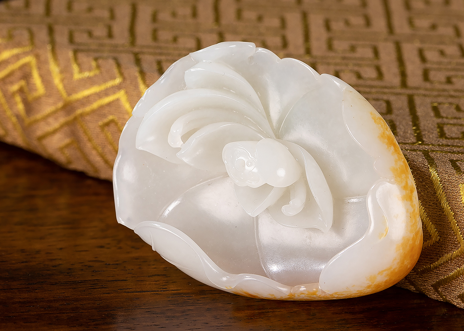 和田玉籽料|「朝隆合玉雕」和田玉籽料 红皮白肉 清莲香插 海派大师万德旭 制