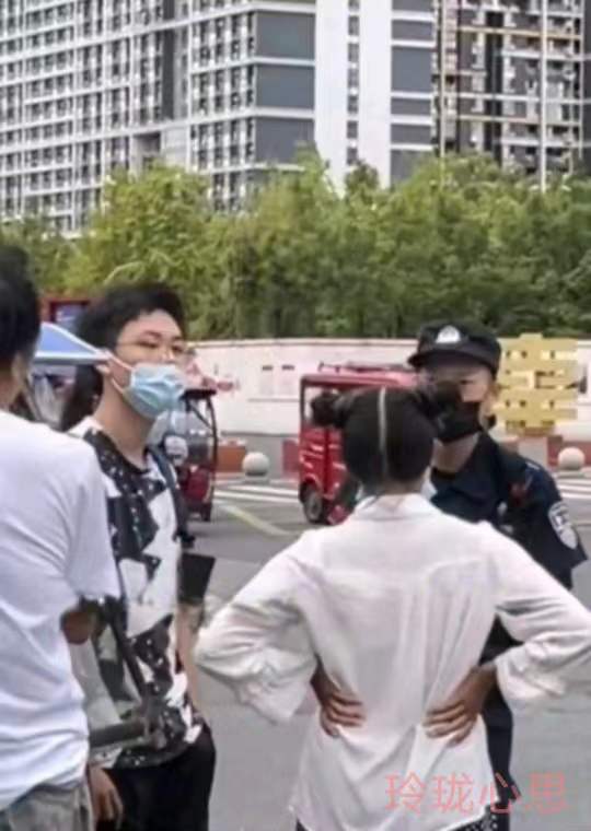 女子没给够600元,老人拒还手机。