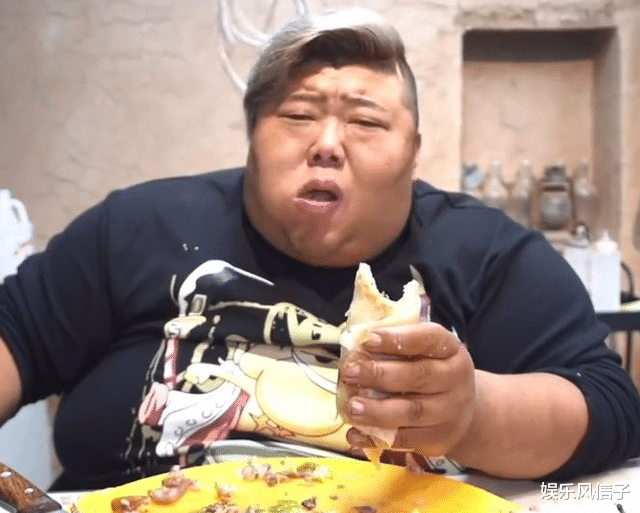 鞋子 网红胖猴仔下水游泳，网友：你一下去，泳池的水都满了