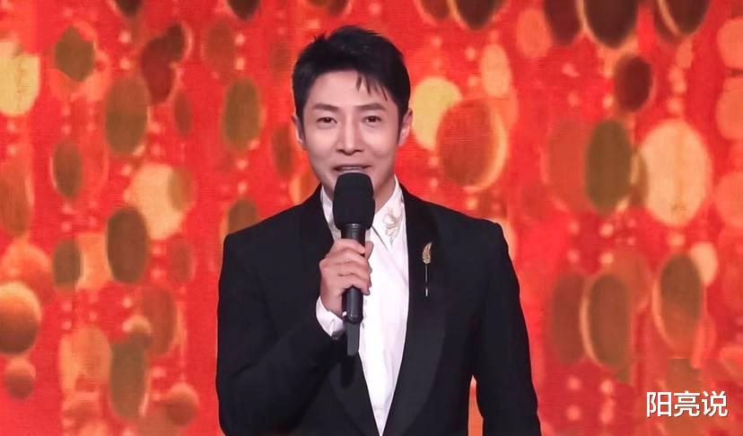 撒贝宁|撒贝宁现身2023央视春晚彩排，近2000元的手机壳抢镜