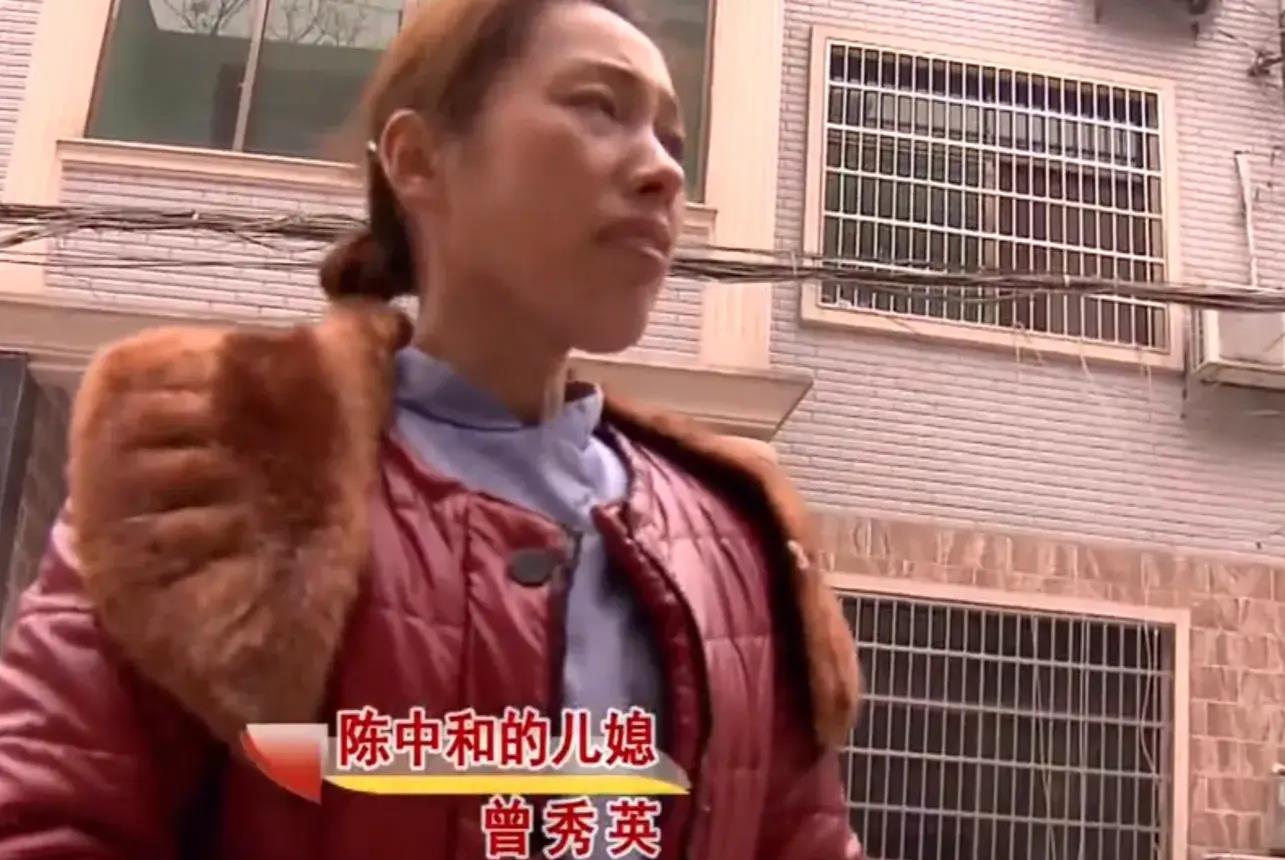 八旬公公遭儿媳铁锤殴打,3个女儿讨说法又被打。邻居:打得好!