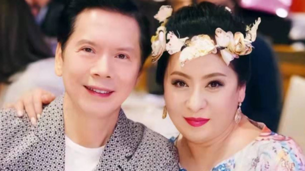 向华强|向华强大女儿罕见露面，气场强大颇有贵气，样貌神似向太