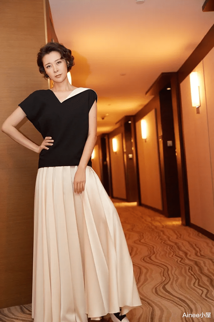 毛衣 柯蓝的女人味真足，穿V领裙配红唇浓艳大气，小巧脸型挺加分